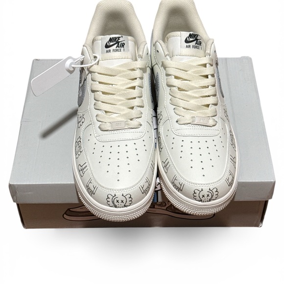 Men’s Nike Air Force 1 KAWS Sneakers 11 mens - Picture 2 of 7